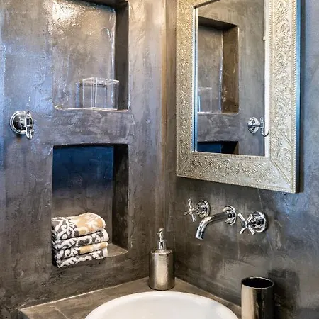 Daphne's Lux * Paraspori (Paros)