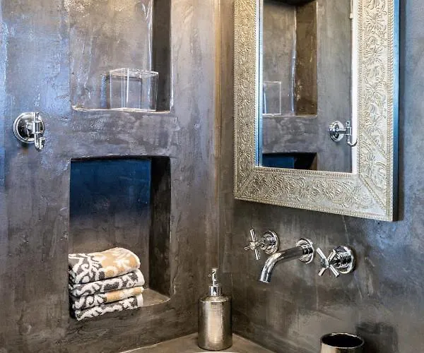 Daphne's Lux * Paraspori (Paros)