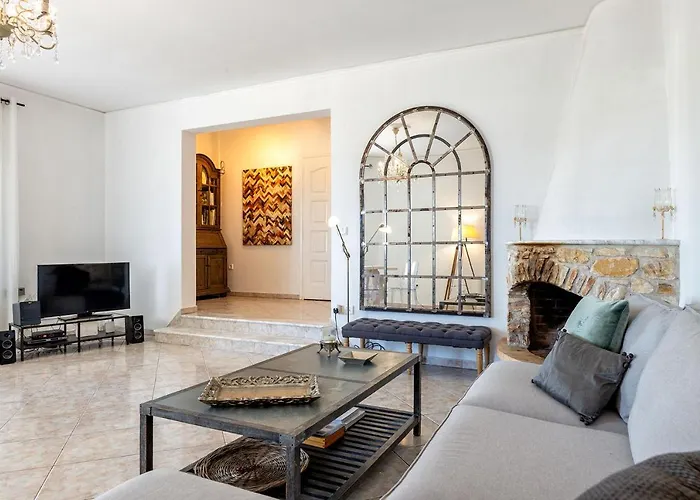 Daphne's Lux Willa Paraspori (Paros)