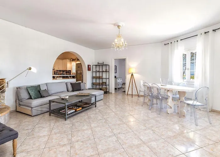 Daphne's Lux Willa Paraspori (Paros)